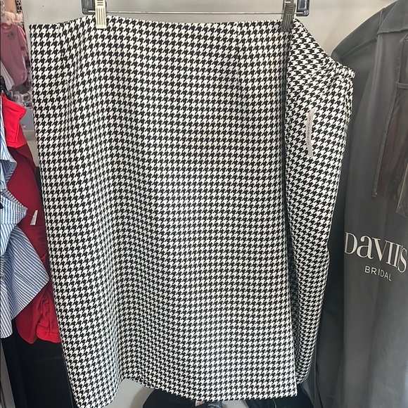 Jones Studio Dresses & Skirts - Black and White Houndstooth Skirt by Jones Studio